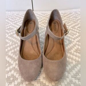 Giani Bernini Heels, Taupe with Gold Clasp, Size 8, Excellent Condition